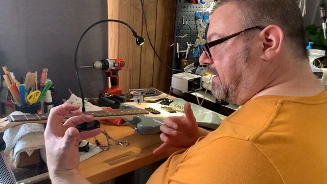 Fall Guitar Setup-A-Thon (pt. 6): Checking The Fret Levels On Layla's Squier Mustang смотреть онлайн