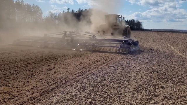 Предпосевная обработка почвы под кукурузу. МТЗ-3522+АПМ-10 смотреть онлайн