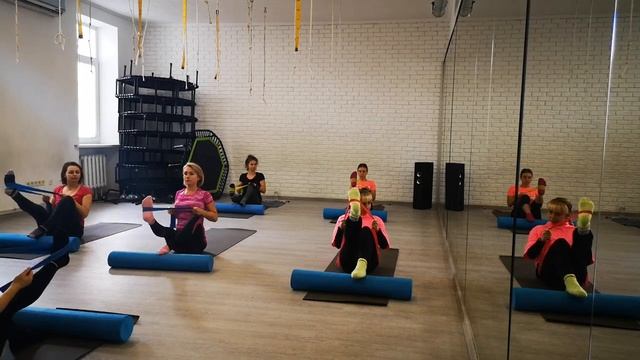 Пилатес с роллами на вытяжение позвоночника.Pilates with rollers for stretching the spine.