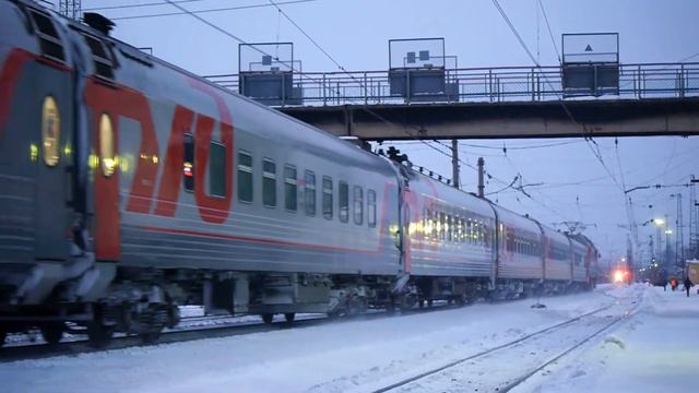 СКОРЫЙ ФИРМЕННЫЙ ПОЕЗД № 1 "РОССИЯ" ,СООБЩЕНИЕМ ВЛАДИВОСТОК - МОСКВА, ПРИБЫВАЕТ НА СТАНЦИЮ КУНГУР. смотреть онлайн