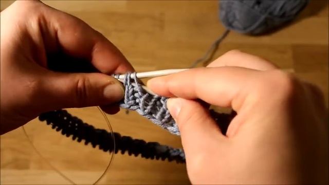 Эльза. Шапка спицами с отворотом. смотреть онлайн