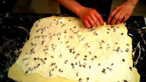 Слойки с творогом. Слойки из готового слоеного теста. Булочки с творожной начинкой и изюмом.