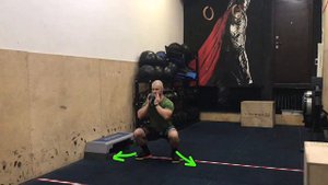 Гоблет приседания с гирей