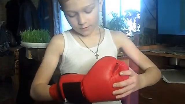 егорка корка учит ребят как проще и быстрее одеть боксерскую перчатку. смотреть онлайн
