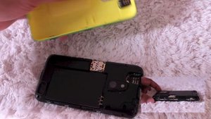 How to open your Nokia Lumia 620 back panel