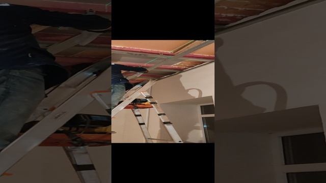 Устанавливаем под лазер профиля для гипсокартона