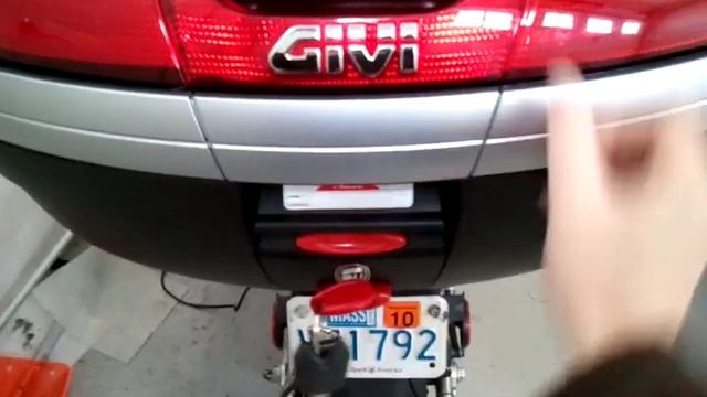 Givi Case: How to open and close a GIvi Case смотреть онлайн