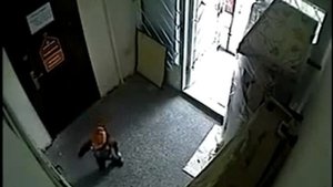 На мальчика упала дверь