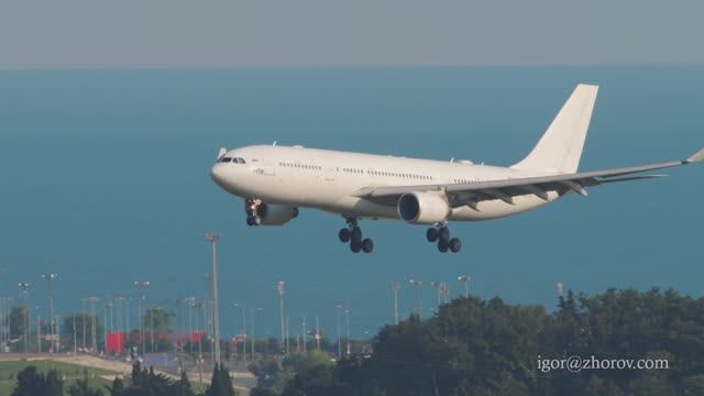 Эйрбас А330 чартерной авиакомпании I-Fly приземляется в аэропорту Сочи.