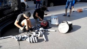 Уличные музыканты играют на пластиковых трубах, вёдрах и сковородках