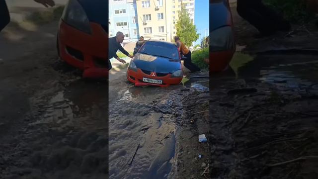 В Саратове машина провалилась под воду из-за прорыва трубы