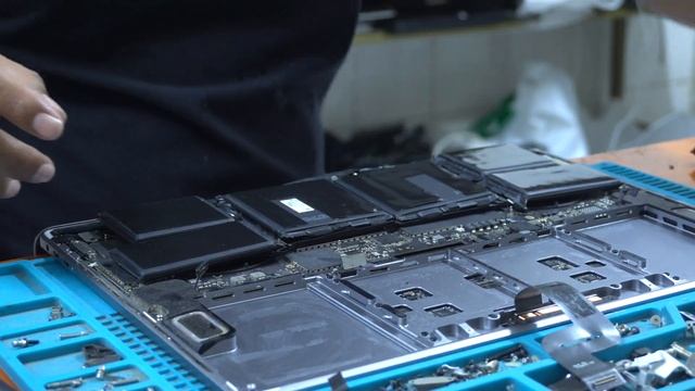 How to replace the Battery in a MacBook Pro Retina 15-inch ,2018 (Thay pin Macbook pro15-inch ,2018 смотреть онлайн