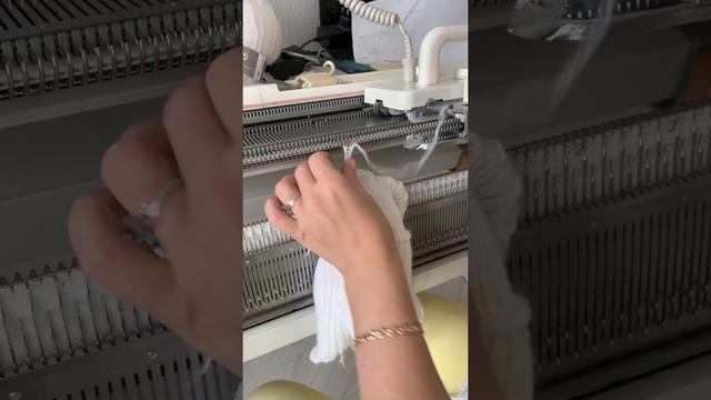 Обработка воротничка и низа изделия. Машинное вязание || Knitting machine смотреть онлайн
