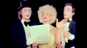 По утрам надев трусы