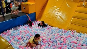 Настя и папа играют в батут центре