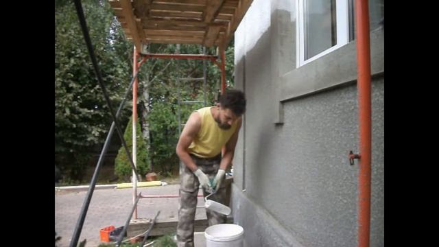 Грунтовка стен перед окраской в светлые цвета