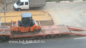 Каток заезжает на низкорамный трал