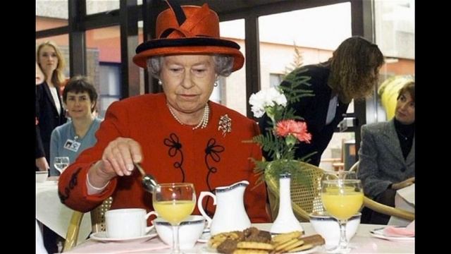 Королевский шеф-повар раскрыл секрет, как Елизавета II ест бананы смотреть онлайн