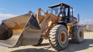 Фронтальный погрузчик (ZT)LT955 с ковшом 3 куба и грузоподъемность от 5 тонн производства TDER.