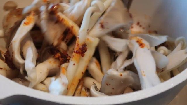 Vegan Yukgaejang:  Korean spicy soup with vegetables and mushroom смотреть онлайн