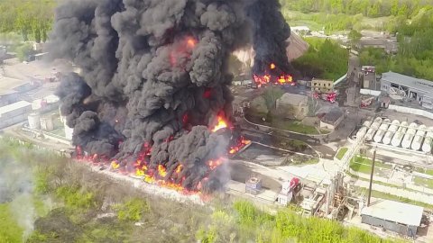 Появились кадры удара по нефтехранилищу в Макеевке под Донецком