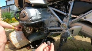 Замена масла и масляного фильтра в двигателе мотоцикла BMW R1200RT 2015 года