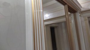 Шкаф купе с зеркальными дверями, пилястрами и карнизом в прихожую
