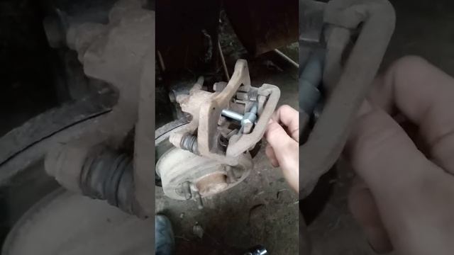 Как разработать заклинивший тормозной поршень смотреть онлайн