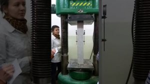 испытание железобетонных колонн при центральное сжатие