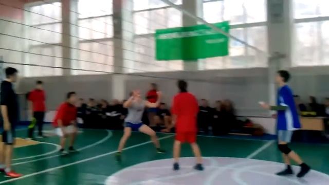 Соревнования юношеского волейбола: КОШ 128 и КНТМЛ 81 (1 партия) смотреть онлайн