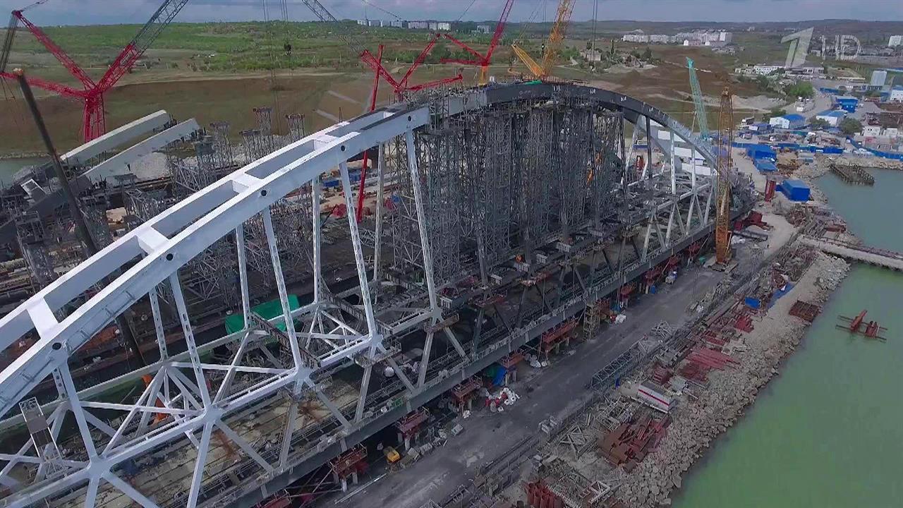 Важный этап большой стройки - рабочие собрали арку автодорожного моста через Керченский пролив