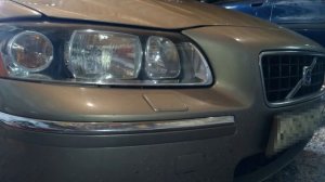 Volvo S60. Форсунка омывателя фары в работе.