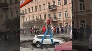 В Питере произошла коммунальная авария: прорвало трубу с кипятком. 

Из авто спасли мужчину и детей.