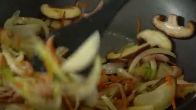 Теплый яичный суп, который больше всего приходит на ум, когда холодно
