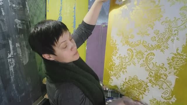 Простой и красивый способ нанесения декоративной штукатурки с помощью старого тюля.