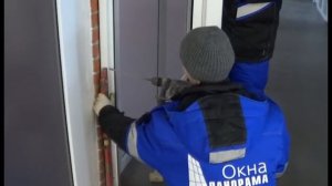 Здание эпохи СССР. Монтаж входной группы из ПВХ.