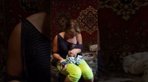 Стрижка ногтей у собаки! Очень смешно.