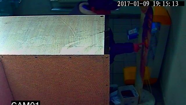 гладит девушку на стенде смотреть онлайн