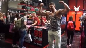 Когда ГИГАНТ с ростом 2м 30см гуляет по улице. РЕАКЦИЯ людей.