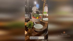 Яна Рудковская показывает что на ужине на Мальдивах!