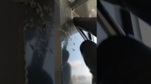 В процессе чистки оконных рам от краски