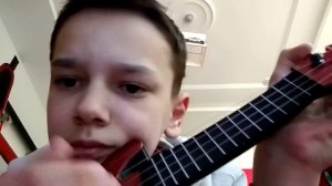 Играю на детской гитаре.