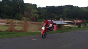 Rey Charlie haciendo un endo en la Xr650