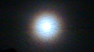 Радужный ореол (нимб) вокруг луны или лунное гало (радуга) ночью в Мытищах (Москва)