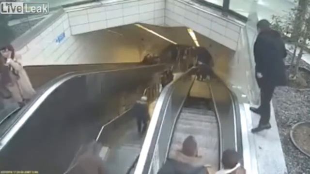 Эскалатор метро "зажевал" пассажира смотреть онлайн