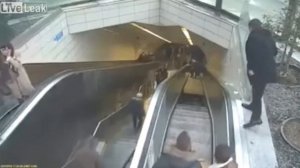 Эскалатор метро "зажевал" пассажира