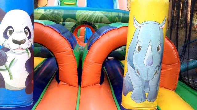 Батут Панда. Парк развлечений. Гигантская надувная горка. Игры для девочек.Trampoline смотреть онлайн