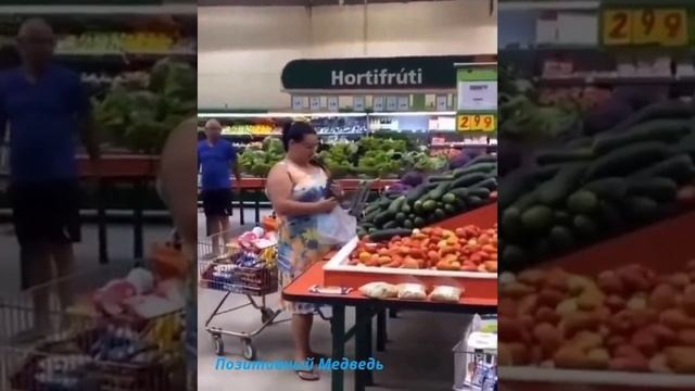 Сильная и независимая выбирает себе огурчик.