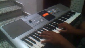 YAMAHA PSR E323
