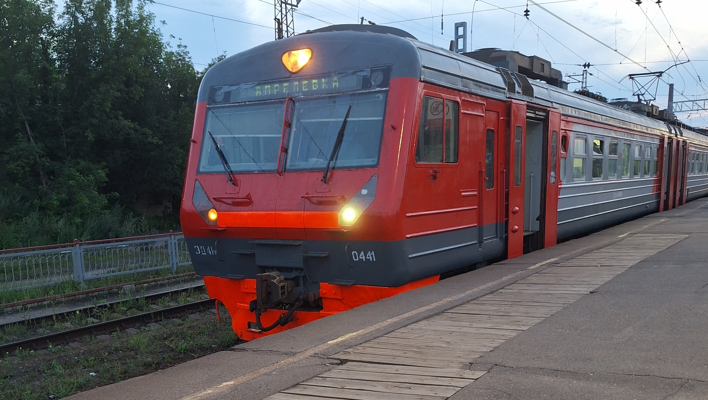 ЭД4М-441 на ст.Электросталь с приветливой бригадой смотреть онлайн